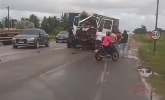 Colisão entre carreta e caminhão é registrada na BR-101 em Umbaúba Colisão entre carreta e caminhão é registrada na BR-101 em Umbaúba
