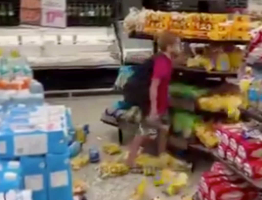 Criança em surto destrói prateleiras de supermercado e ameaça funcionários no RJ