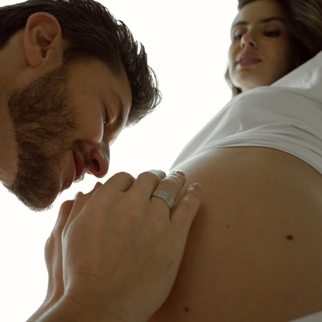 Camila Queiroz e Klebber Toledo anunciam primeira gravidez e recebem carinho de famosos Camila Queiroz e Klebber Toledo anunciam primeira gravidez e recebem carinho de famosos