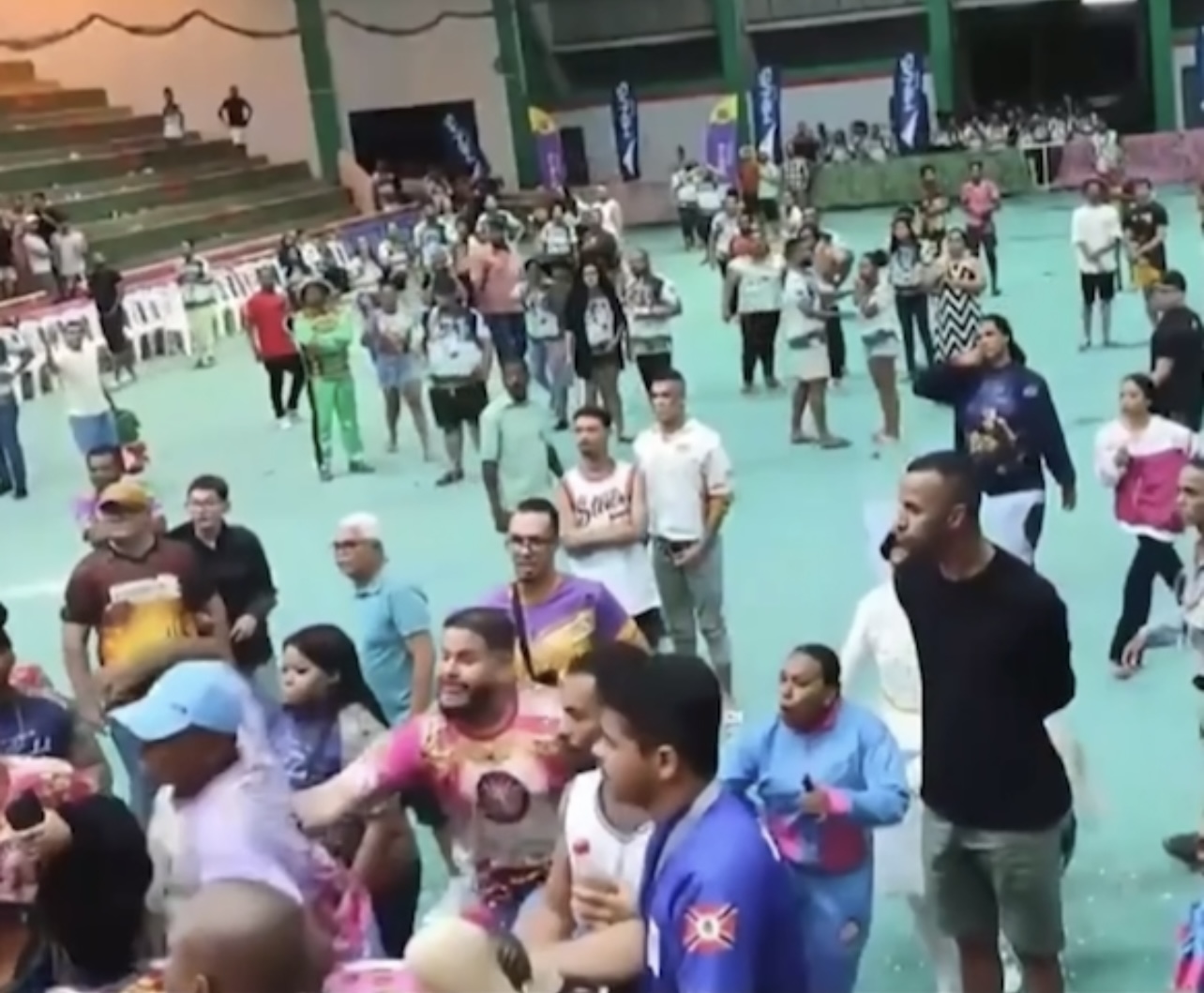 Briga encerra concurso de quadrilhas em Lagarto e jurado é agredido Briga encerra concurso de quadrilhas em Lagarto e jurado é agredido