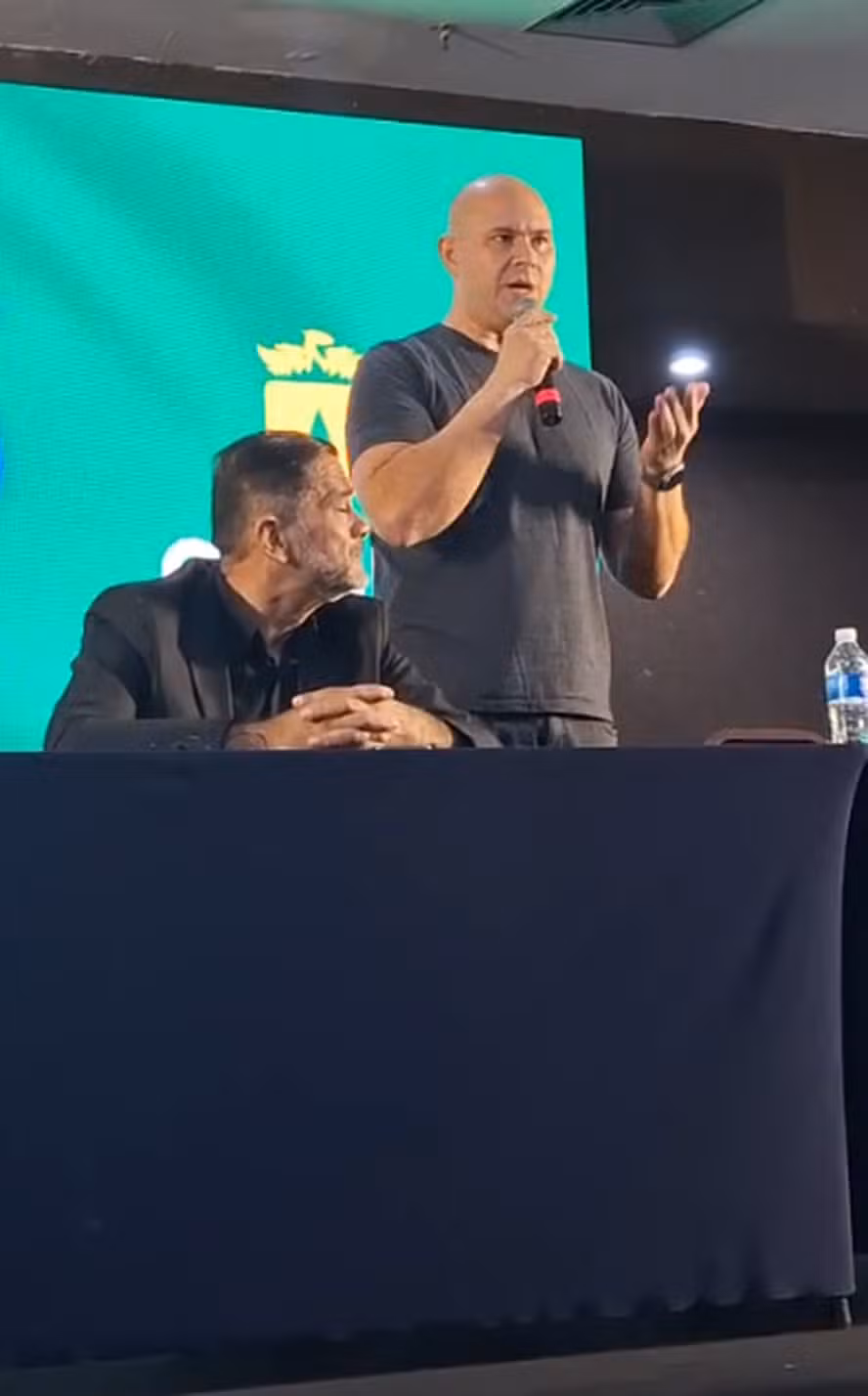 Professora universitária é retirada de conferência após usar pronomes neutros em discurso