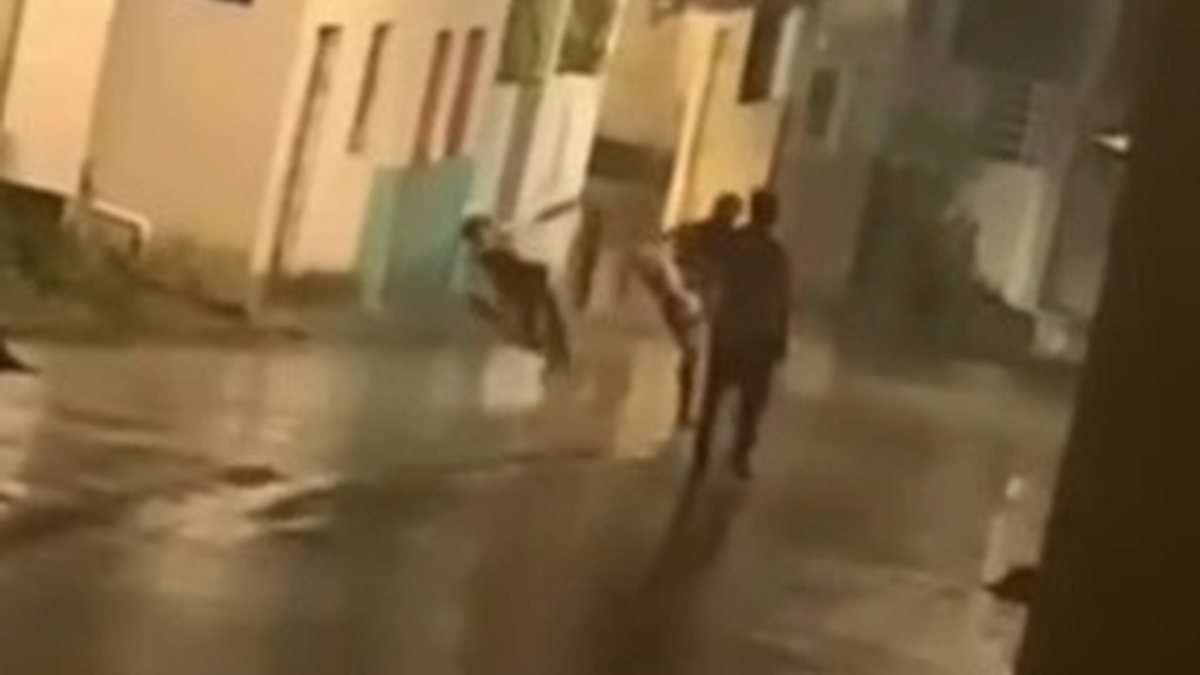 Marido desfere “voadora” na esposa em via pública do interior de Alagoas Marido desfere “voadora” na esposa em via pública do interior de Alagoas