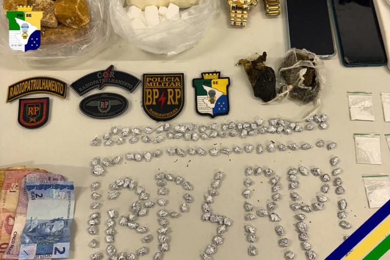 PM prende dupla suspeita de comércio de drogas em Aracaju PM prende dupla suspeita de comércio de drogas em Aracaju