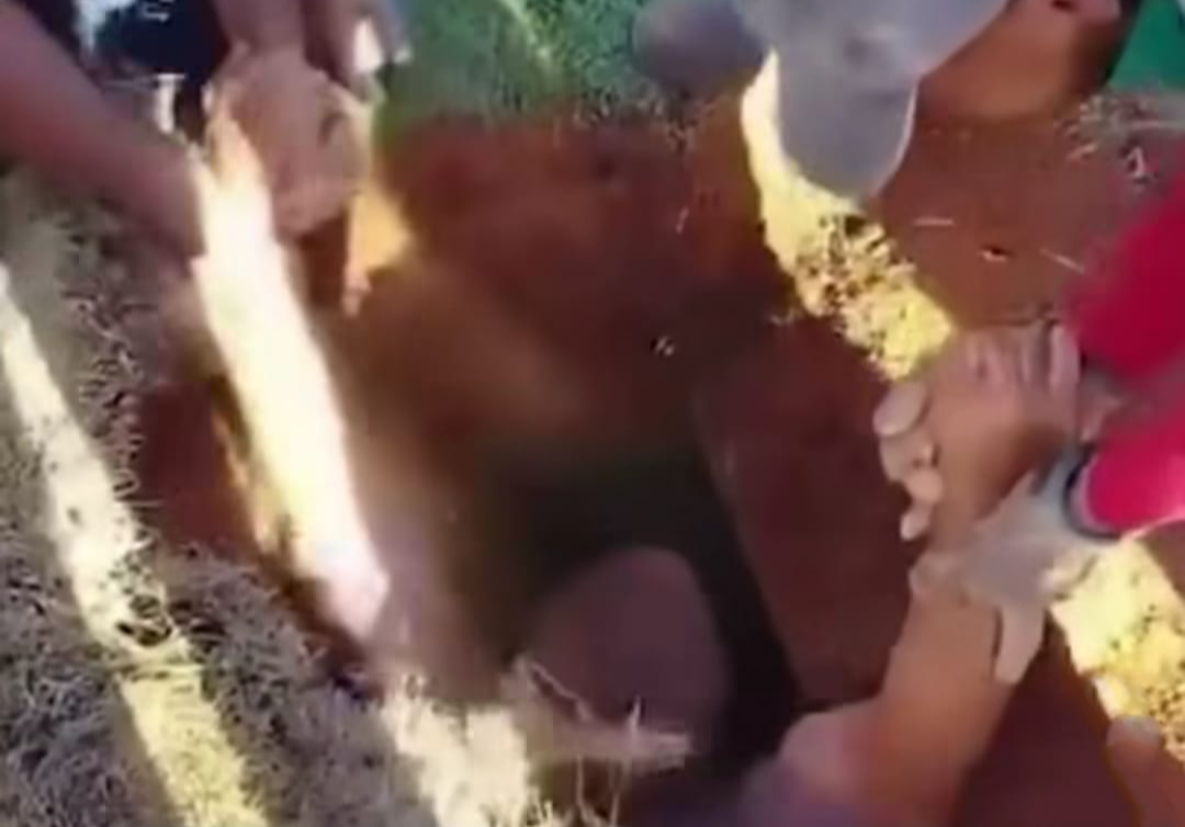 Homem fica preso em cova de cemitério no DF Homem fica preso em cova de cemitério no DF