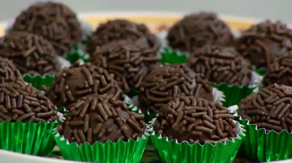 Mulher tenta envenenar companheiro com brigadeiro e se entrega à polícia no DF