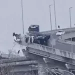 Caminhão-cegonha tomba na ponte do Guaíba e deixa um ferido em Porto Alegre
