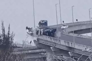 Caminhão-cegonha tomba na ponte do Guaíba e deixa um ferido em Porto Alegre Caminhão-cegonha tomba na ponte do Guaíba e deixa um ferido em Porto Alegre