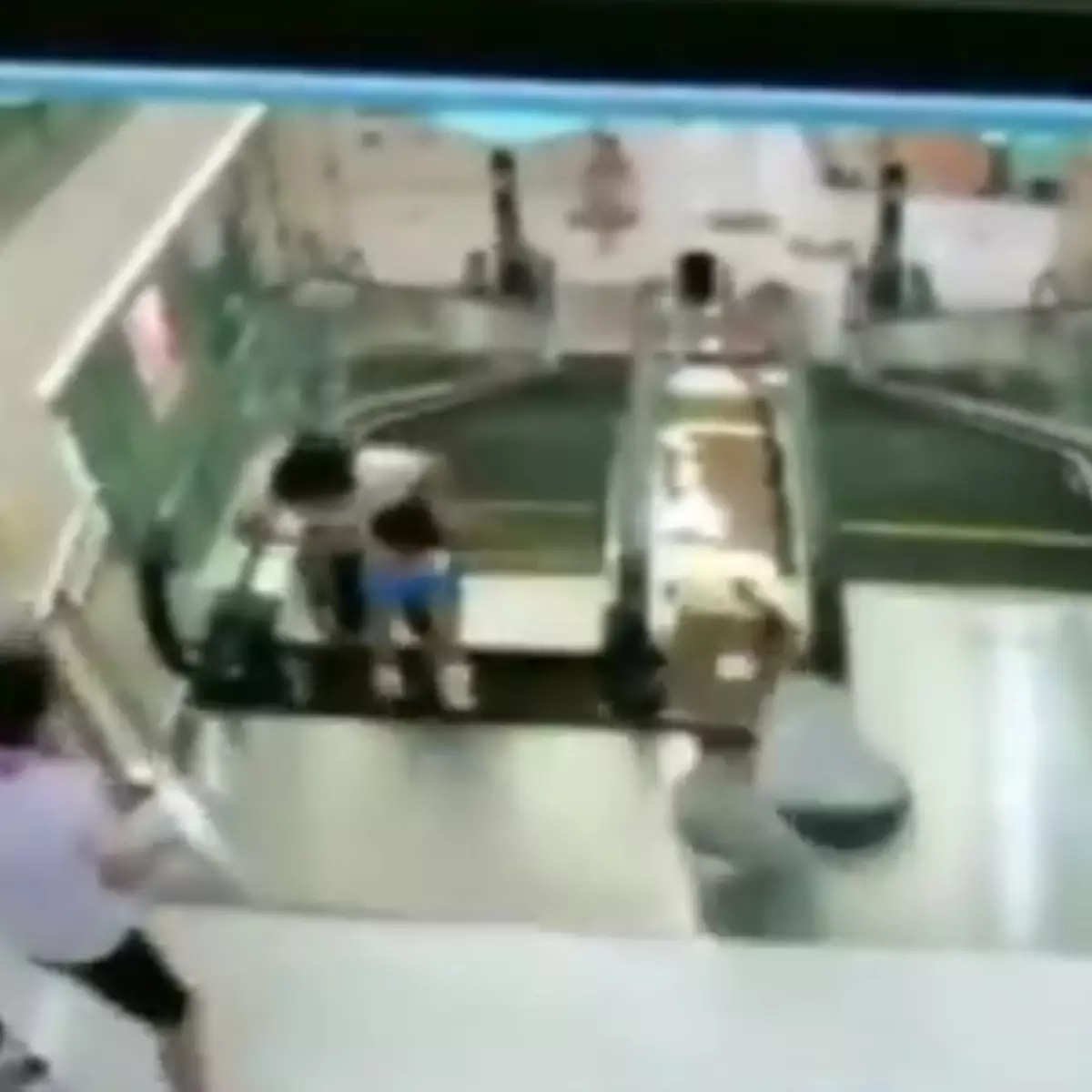 Jovem morre após queda em escada rolante dentro de shopping na China