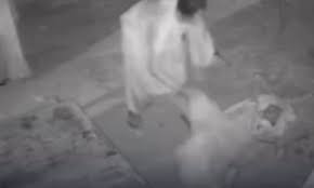 Vídeo mostra idosa sendo abandonada durante a madrugada Vídeo mostra idosa sendo abandonada durante a madrugada
