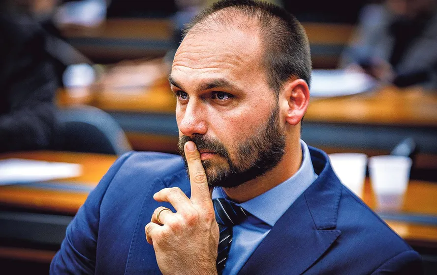 Eduardo Bolsonaro afirma que não voltará ao Brasil e abandonará seu mandato de deputado federal