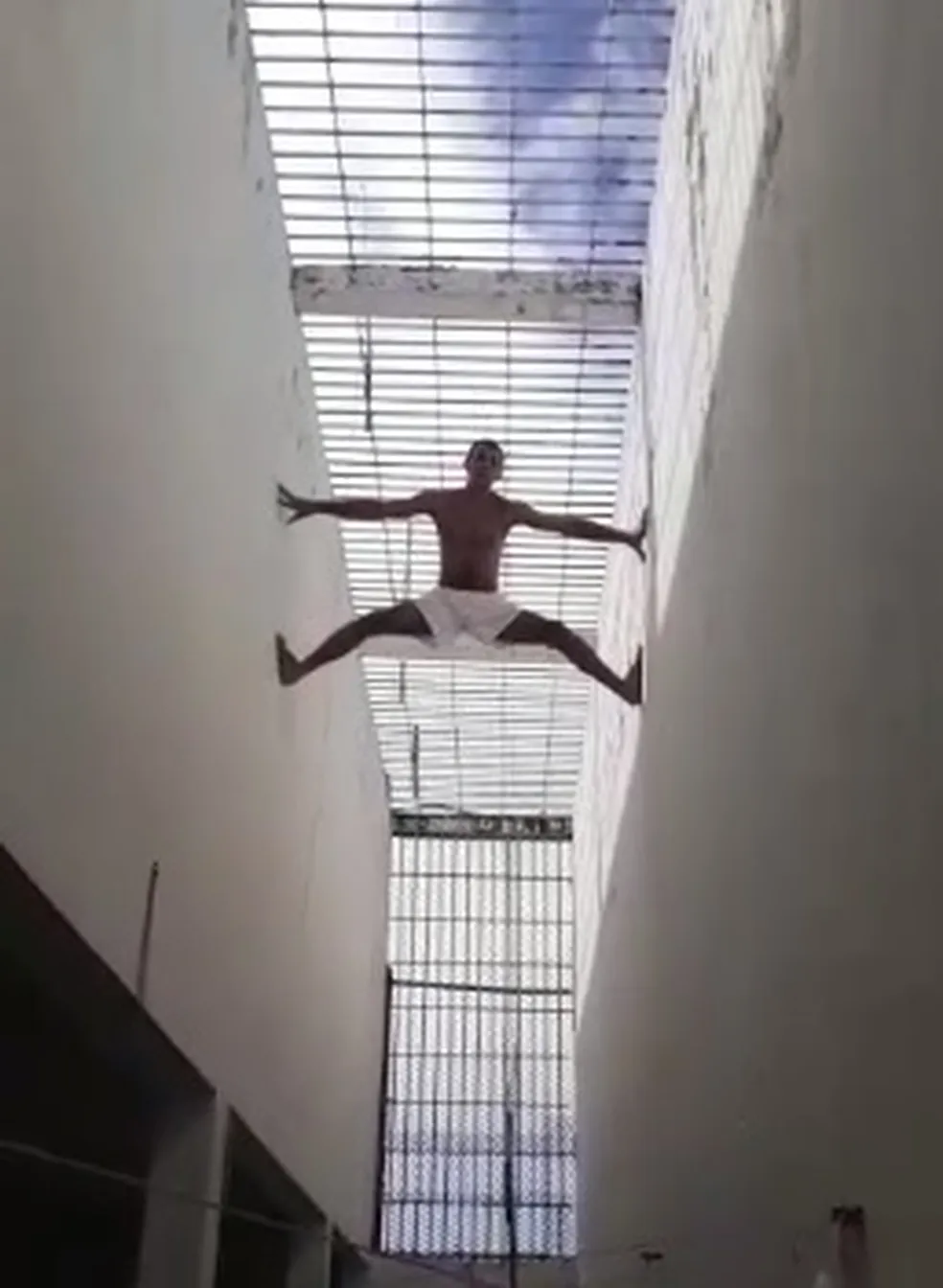 Detento é flagrado escalando paredes de penitenciária em MT e alega estar consertando antena do local Detento é flagrado escalando paredes de penitenciária em MT e alega estar consertando antena do local