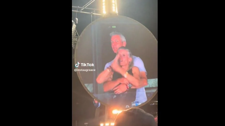 CEO é flagrado pela “câmera do beijo” em show do Coldplay e vídeo viraliza nas redes CEO é flagrado pela “câmera do beijo” em show do Coldplay e vídeo viraliza nas redes