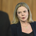 Ministra Gleisi Hoffmann chama Eduardo Bolsonaro de “traíra” e defende a cassação do seu mandato