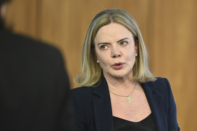 Ministra Gleisi Hoffmann chama Eduardo Bolsonaro de “traíra” e defende a cassação do seu mandato