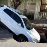 Carro cai em buraco após asfalto ceder em Bauru – SP