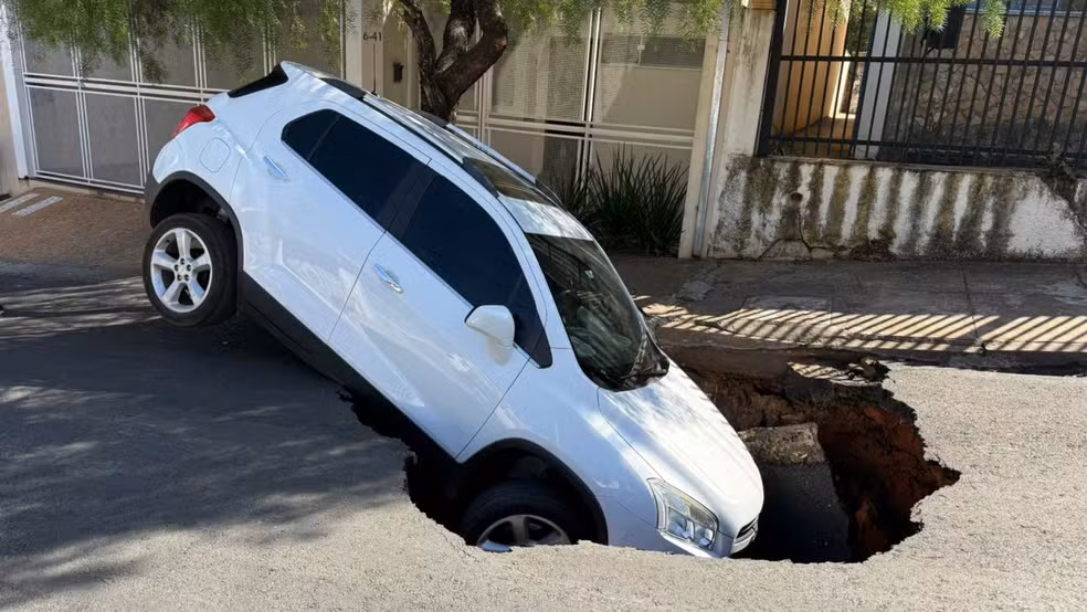 Carro cai em buraco após asfalto ceder em Bauru – SP
