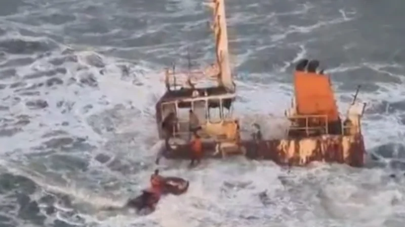 Adolescentes são resgatados em alto mar em praia de Itaporanga D’Ajuda