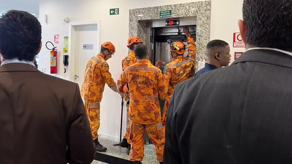 Ministro Barroso fica preso em elevador durante visita à OAB em Fortaleza