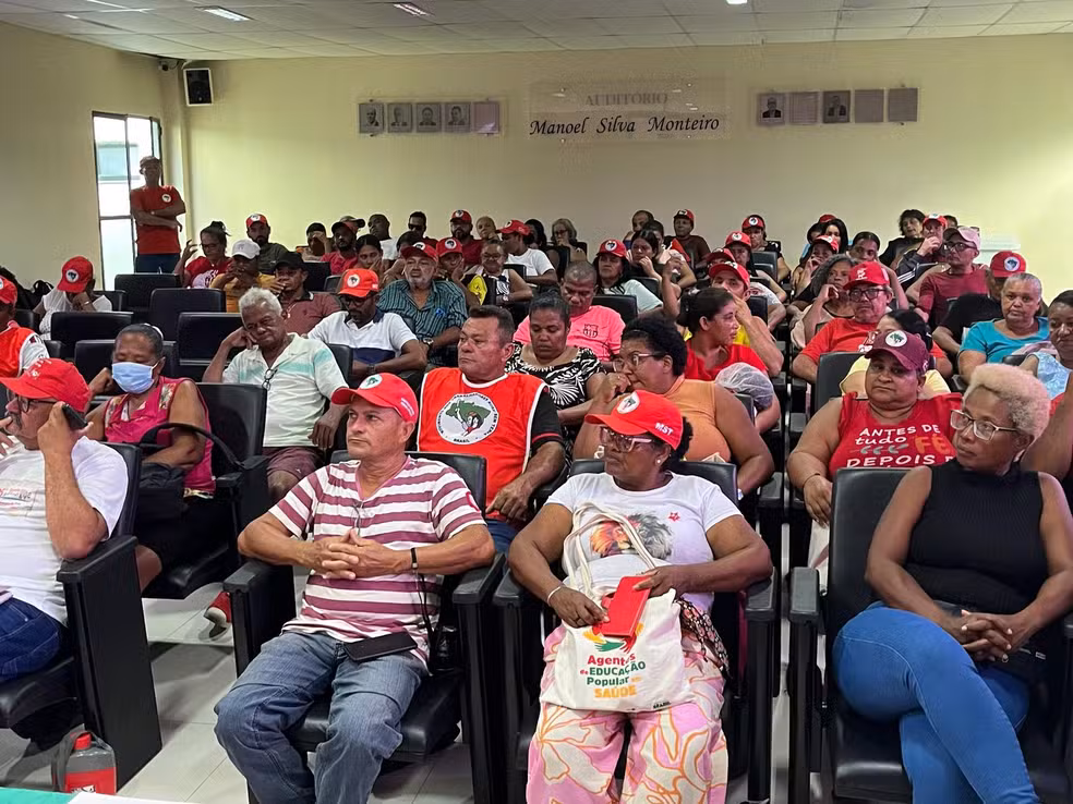 Manifestantes do MST realizam caminhada na BR-101 em Aracaju e ocupam prédio do INCRA