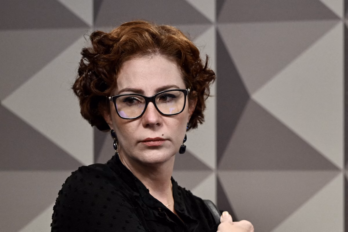 Defesa de Carla Zambelli contesta declarações de Deputado italiano e afirma que ela se entregou espontaneamente à justiça