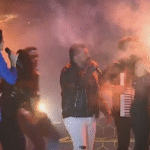 Cabelo de backing vocal da banda Limão com Mel pega fogo durante show em Pernambuco