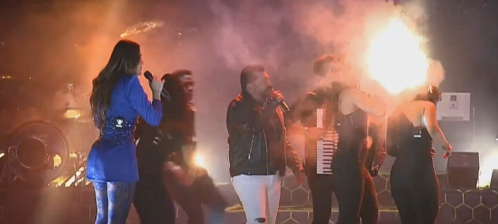 Cabelo de backing vocal da banda Limão com Mel pega fogo durante show em Pernambuco