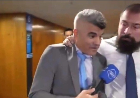 Deputado bolsonarista pega Jornalista pelo pescoço dentro da Câmara dos Deputados