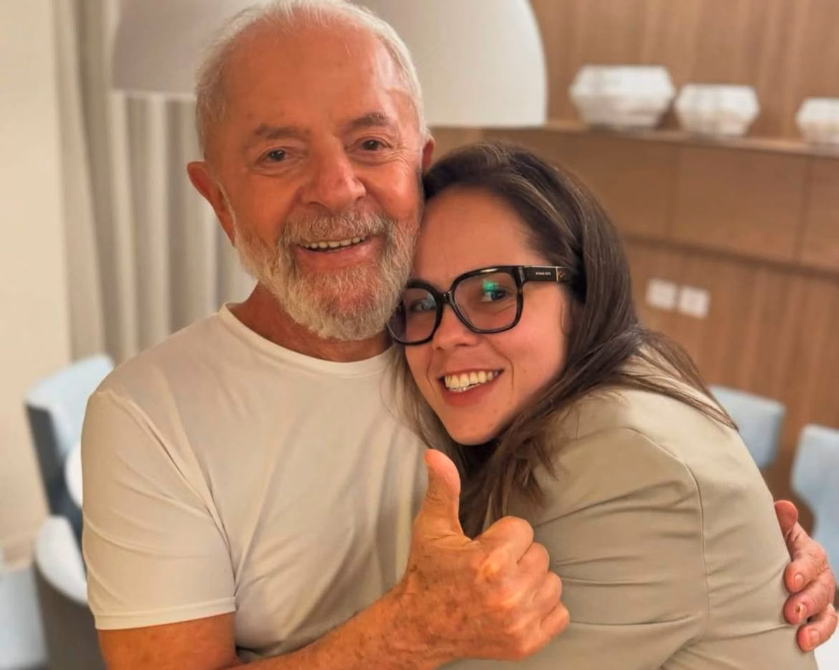 Neta de Lula declara que comparar Janja e Michelle Bolsonaro “é uma coisa completamente desnecessária” Neta de Lula declara que comparar Janja e Michelle Bolsonaro “é uma coisa completamente desnecessária”