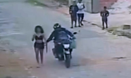 Jovem denuncia assédio sexual por parte de motociclista e sofre críticas nas redes sociais