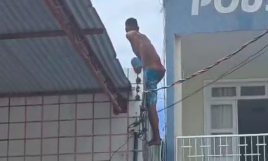 Homem suspeito de roubos e furtos é perseguido e agredido por populares em Aracaju