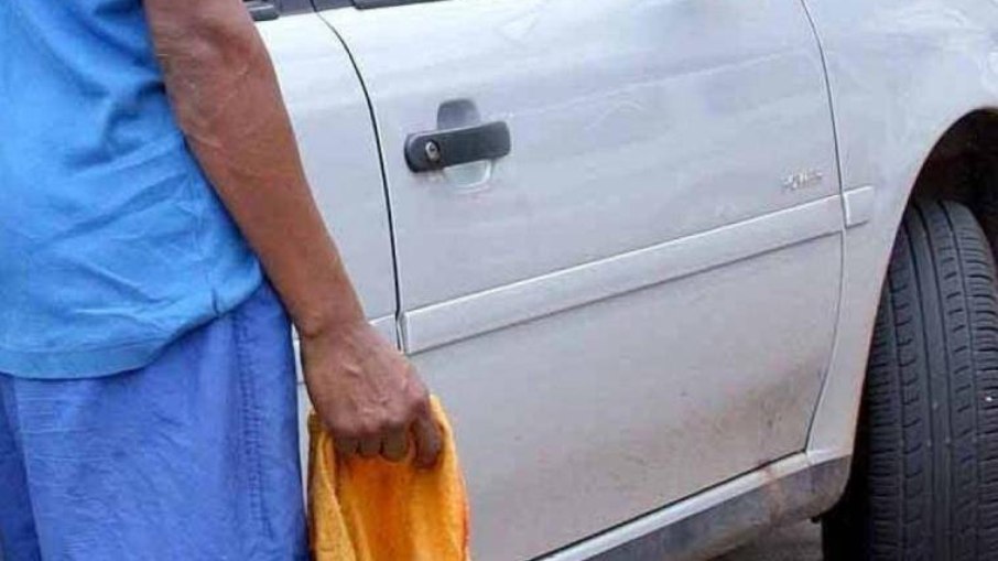 Flanelinha ameaça condutor de veículo com faca e é surpreendido
