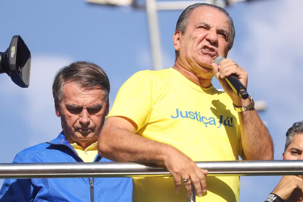 Silas Malafaia sofre busca e apreensão pela PF e Eduardo Bolsonaro mandou o Pai ir TOMAR NO C*