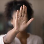 “Se você me contrariar, eu te mat0 e depois tir0 a minha própria vida”: diz suspeito, enquanto forçava sua namorada a beber urina