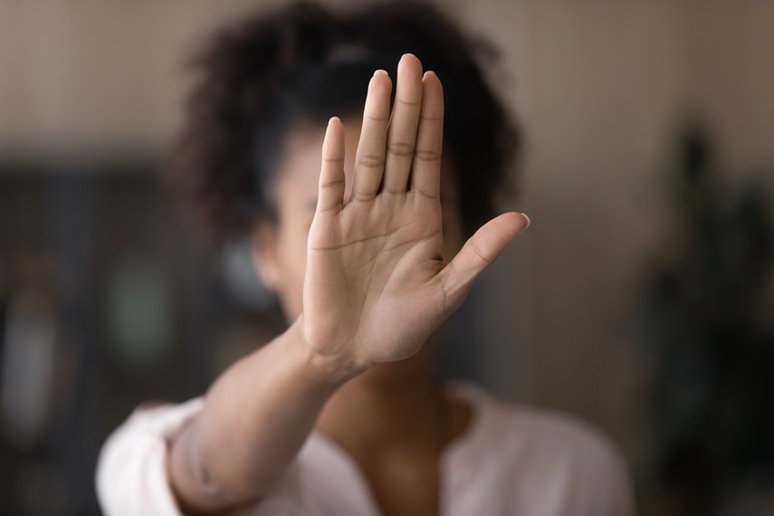 “Se você me contrariar, eu te mat0 e depois tir0 a minha própria vida”: diz suspeito, enquanto forçava sua namorada a beber urina