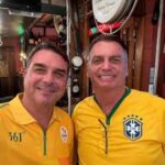 Vigília em apoio a Bolsonaro é realizada na porta do condomínio onde reside; Flávio Bolsonaro anuncia prioridade no andamento do impeachment de Moraes