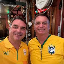 Vigília em apoio a Bolsonaro é realizada na porta do condomínio onde reside; Flávio Bolsonaro anuncia prioridade no andamento do impeachment de Moraes