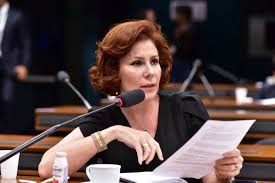 Carla Zambelli passa mal durante audiência que avalia extradição na Itália