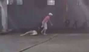 Homem é preso após agredir e arrastar namorada pelos cabelos em posto de gasolina em SP