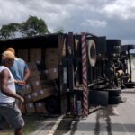 Caminhão tomba na SE-282 e passageiro fica ferido em Boquim