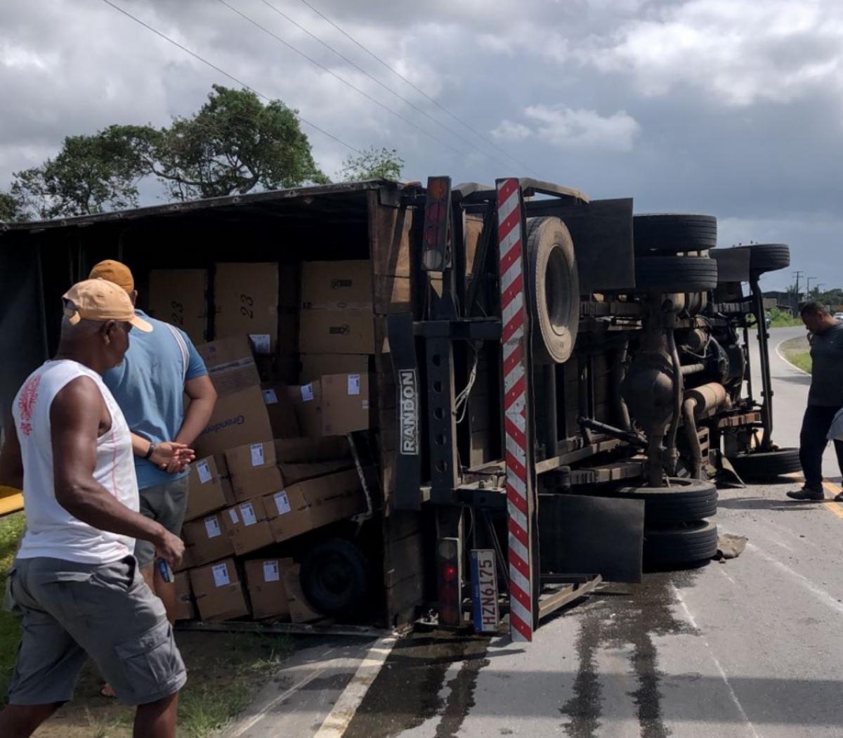 Caminhão tomba na SE-282 e passageiro fica ferido em Boquim