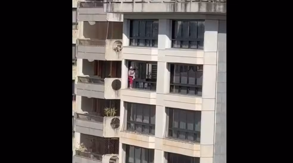 Mulher é flagrada limpando janela em 13º andar sem proteção em Belo Horizonte