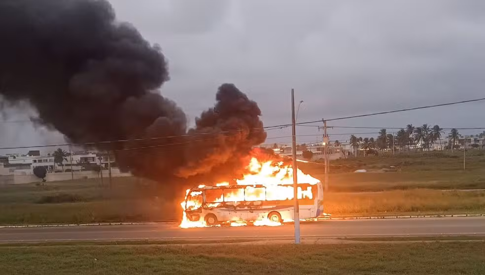 Ônibus escolar foi atingido por incêndio na barra dos coqueiros