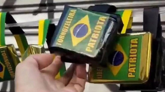 Camelô cearense viraliza ao vender tornozeleiras patriotas: “o que não falta é gente querendo tirar onda”
