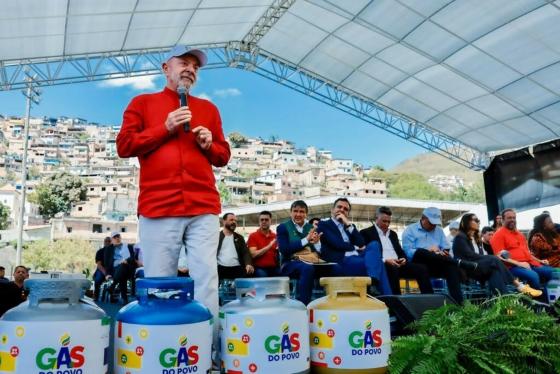 Lula afirma que para o Brasil dar certo, é necessário que muitos tenham pouco dinheiro