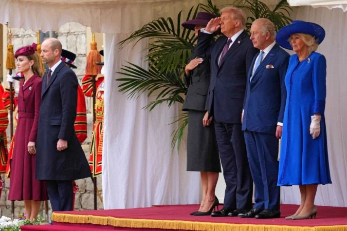 Trump e Melania são recebidos pelo rei Charles III em cerimônia histórica no Castelo de Windsor