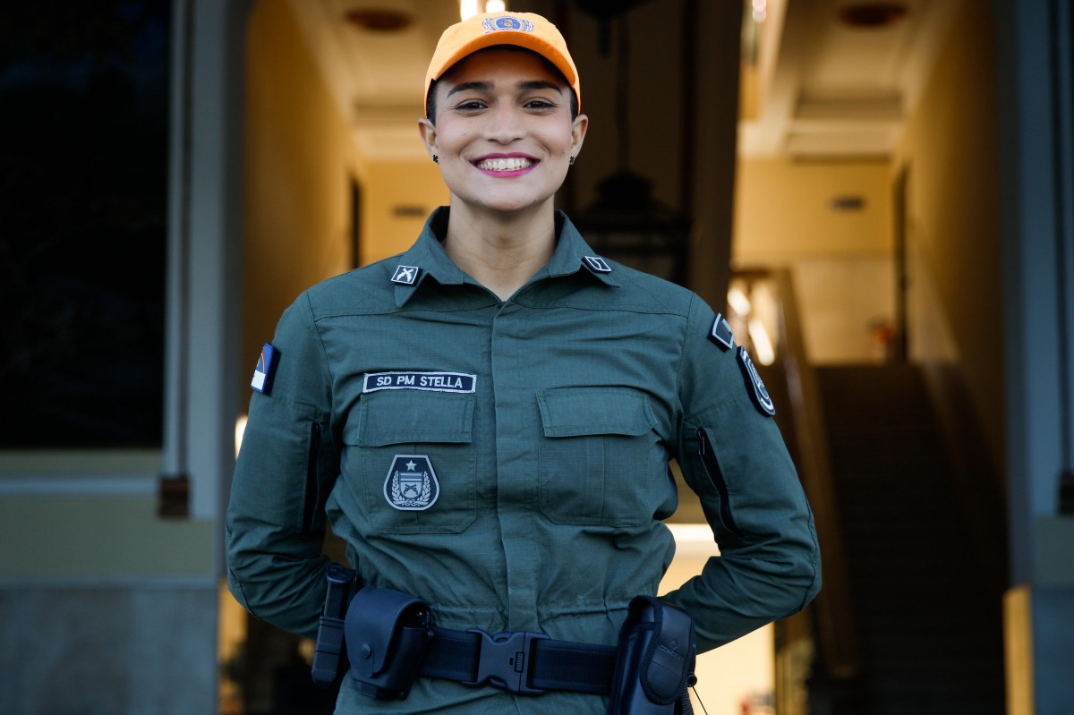 Primeira mulher trans da PM de Pernambuco é graduada no Recife