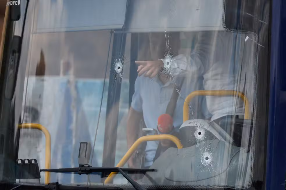 Atirad0res abriram fogo dentro de ônibus e deixaram 6 m0rtos em Jerusalém