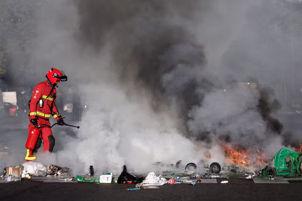 Franceses protestam e fazem greves após nomeação de novo Premiê, “Vamos bloquear tudo”
