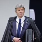 Ministro Luiz Fux alega incompetência do STF e vota contra julgamento de trama golpista