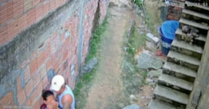 Câmera de segurança flagra suspeito cometendo abus0 sexu4l contra adolescente em Manaus Câmera de segurança flagra suspeito cometendo abus0 sexu4l contra adolescente em Manaus